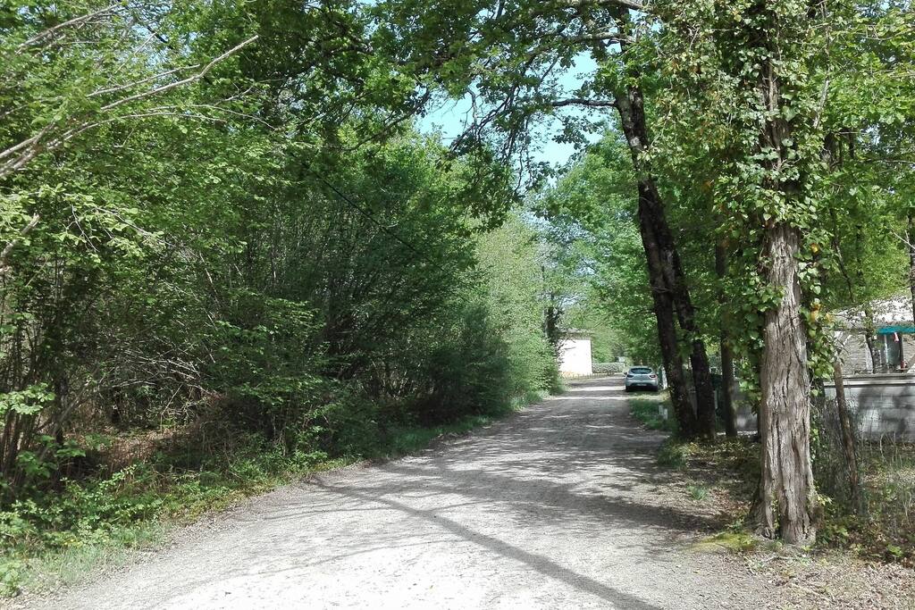 Au bout du chemin on aperçoit