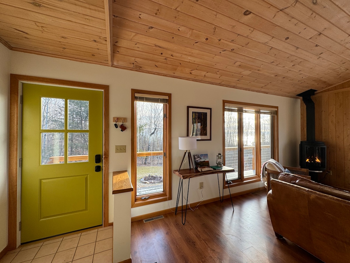 Derë e re e gjelbër me xhama i sigurojnë dhomës një ndriçim të menjëhershëm dhe ngjyrë. Hyrje me pllaka me dollap të përshtatshëm me pallto. Konsolë mirëseardhjeje me udhëzimet e Wifi dhe prenotimin e vizitorëve. Arti vendas nga Galeria Sivertson në Grand Marais.