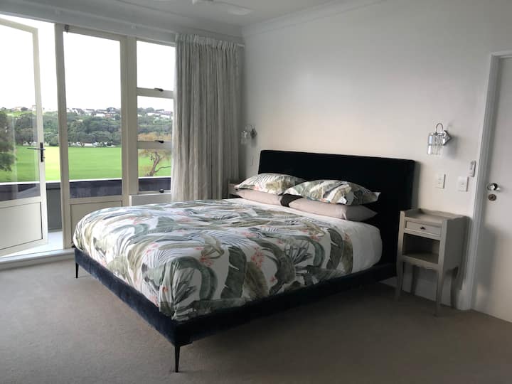 Ლამაზი სუპერ საწოლი ხარისხიანი თეთრეულით 