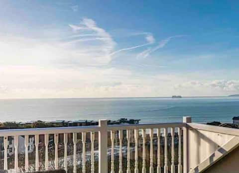 Cloud Nine: Seaview Penthouse 3 bed 3 bath