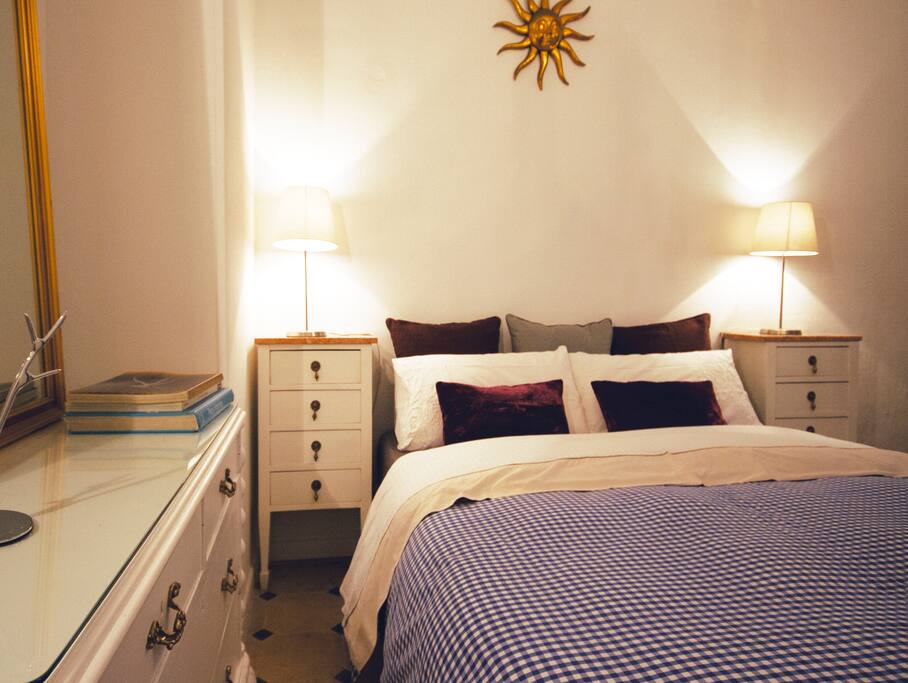 PRIVATE ENSUITE BATHROOM / king bed or twins