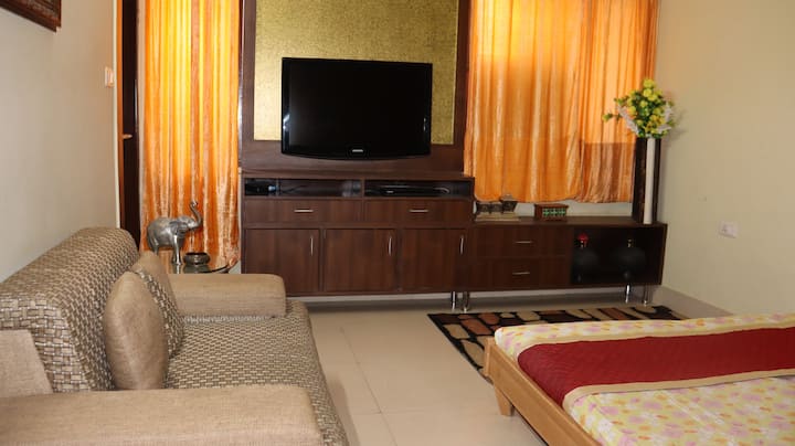 Druhá izba s osobným zábavným systémom, čajovarom a 55-palcovým inteligentným televízorom.