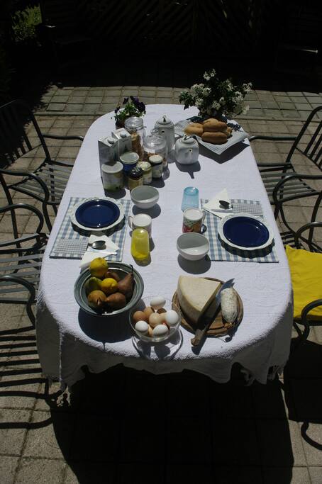 super colazione con prodotti locali e genuini