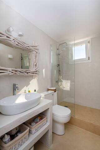 Cycladic Villa with panoramic view in Paros gallery image 4