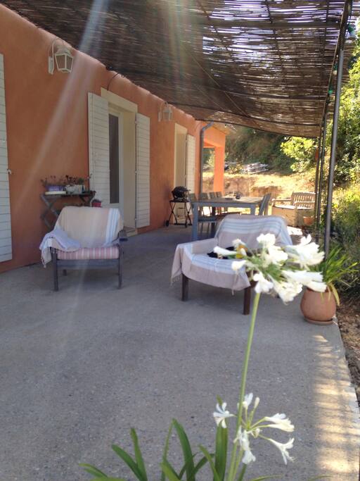Terrasse sous la pergola
