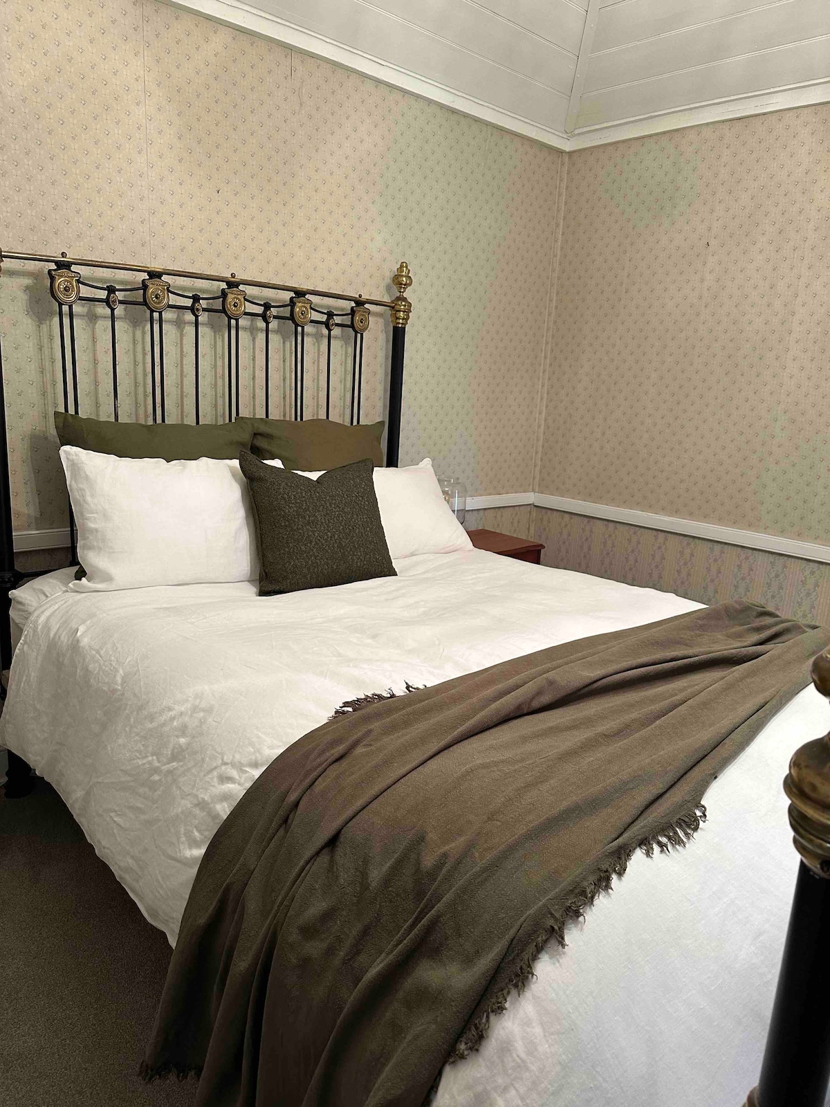 用最好的床单和羽毛被子制成的古董标准双人床。  