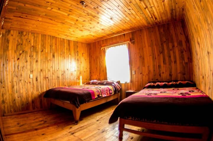 HABITACIÓN CLÁSICA TIPO CABAÑA
Contempla la belleza natural de la Sierra de Durango desde éstas cálidas y confortables habitaciones rústicas de madera de pino tipo cabaña.
Cada habitación Clásica tipo cabaña cuenta con 2 camas matrimoniales.
