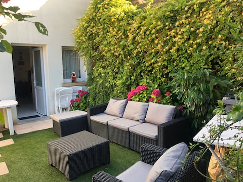 Cottage with garden 80 m from the castle (Cliff)