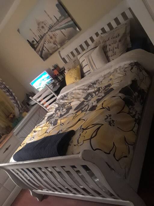 Desk n computer in Bedroom