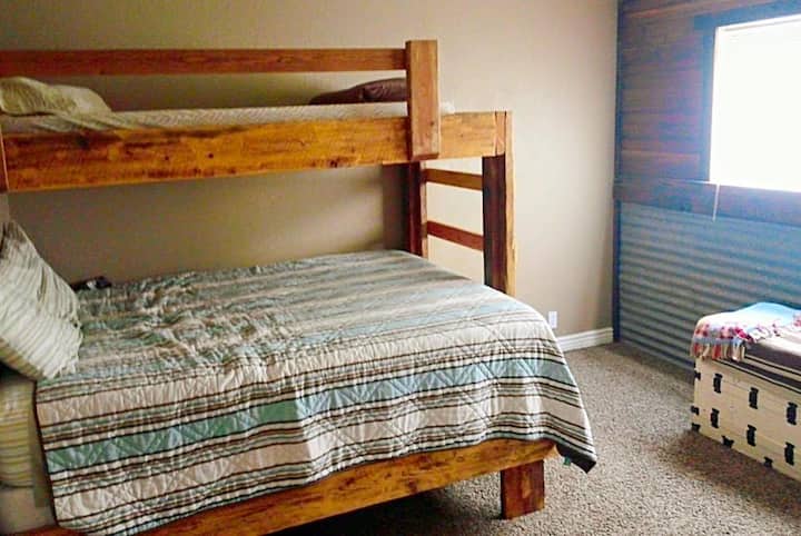 ห้องนอน 2... เตียงควีนไซส์พร้อมเตียงสองชั้นบน