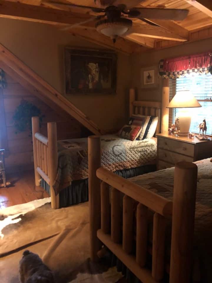 Samostatné postele v otvorenom lofte s výhľadom na skvelú izbu