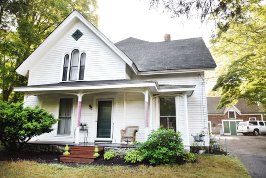 1859 farm house 30 minute drive to Logan Airport on an average traffic day.