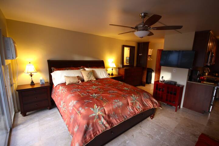Remodeled studio with AC, 300 feet from the ocean