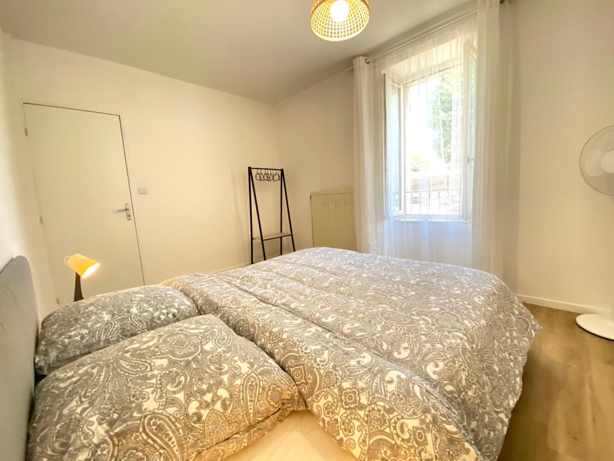 Slaapkamer met queensize bed (160 x 200)