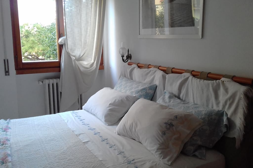 letto matrimoniale camera