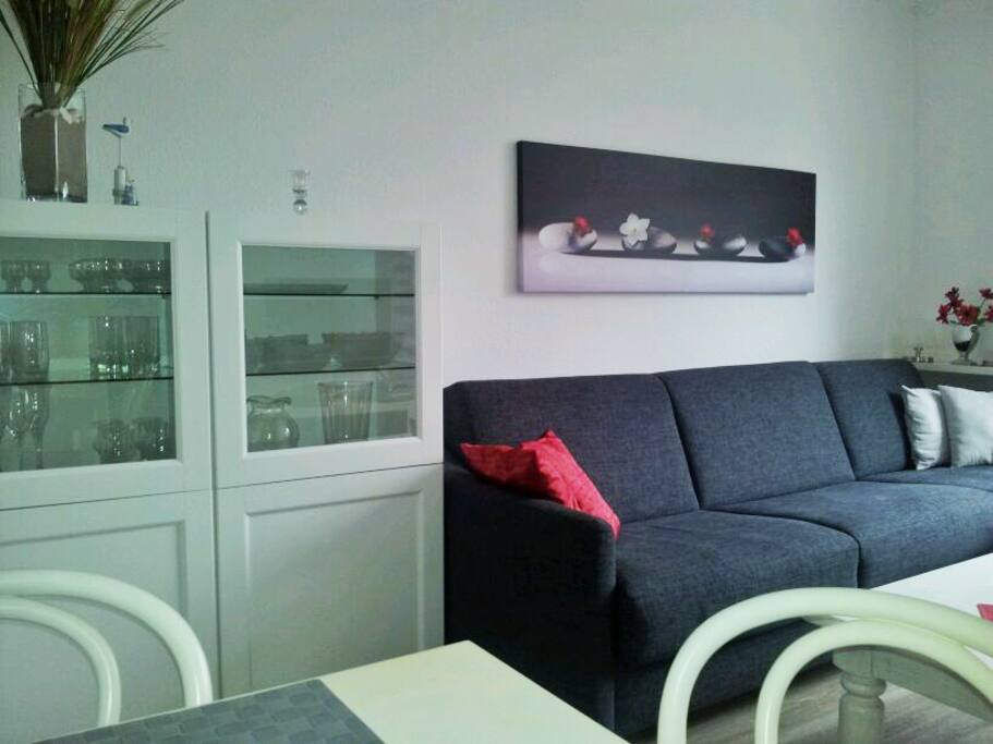 Gemütliches Wohnzimmer mit vollwertigem Schlafsofa auf Lattenrost
