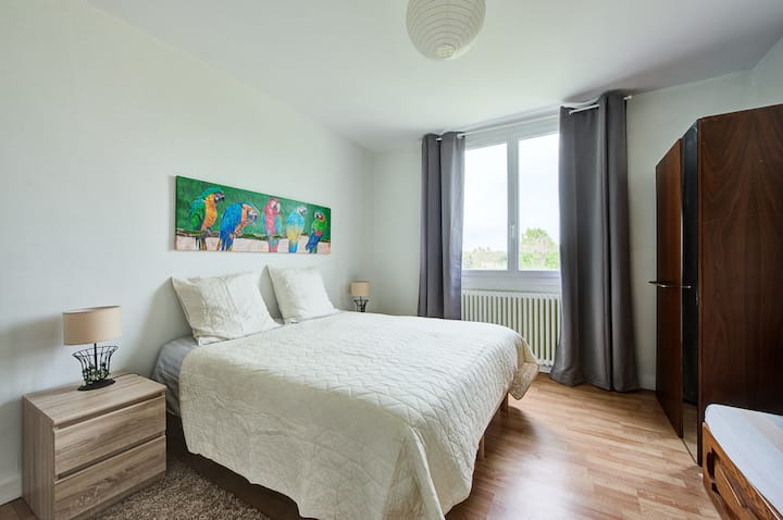 Druhá spálňa s rozlohou 14m ² (2 lôžka 90 cm, ktoré sa ľahko zlúčia na 1 lôžko s rozlohou 180 cm; nové matrace). A 1 lavička navyše (vpravo). Extra skladacie jednolôžko na požiadanie.