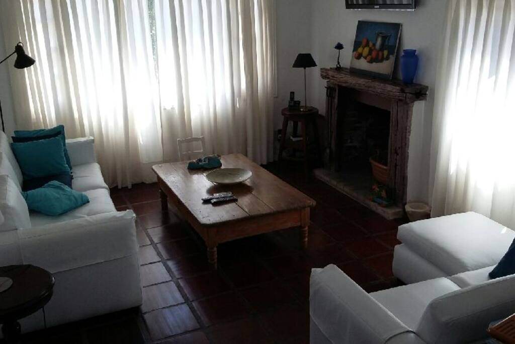 Living. 2 sillones, TV cable, estufa a leña y Aire Acondicionado
