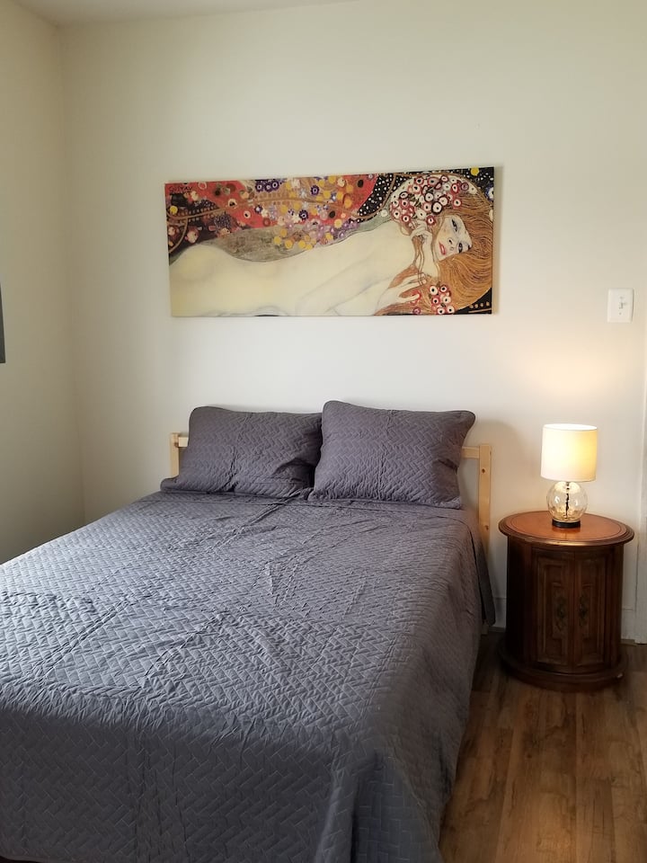 2号卧室包括一张双人床、衣橱和抽屉柜