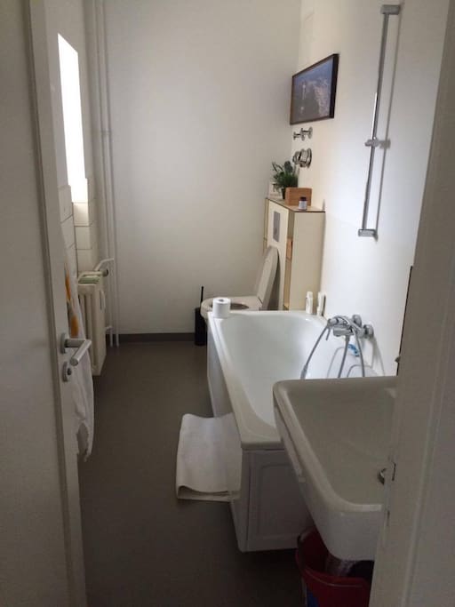 Bad mit Fenster und Badewanne