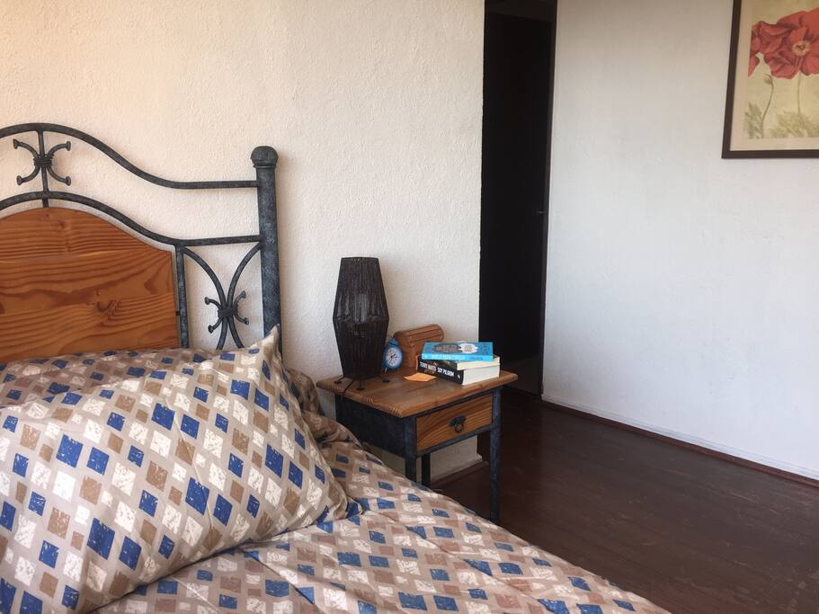 Habitación en suite, cómoda e iluminada.