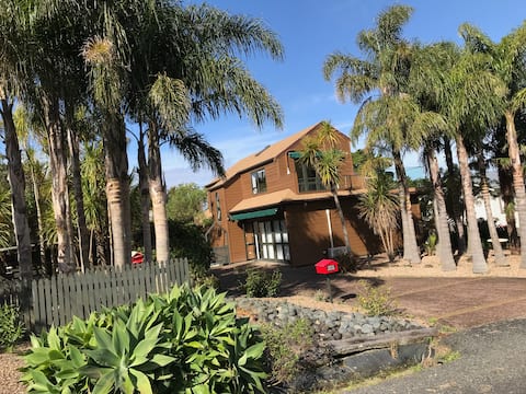 Popular Airbnb listing: Near Mudbrick Winery, ferry, beaches, restaurants in Waiheke Island