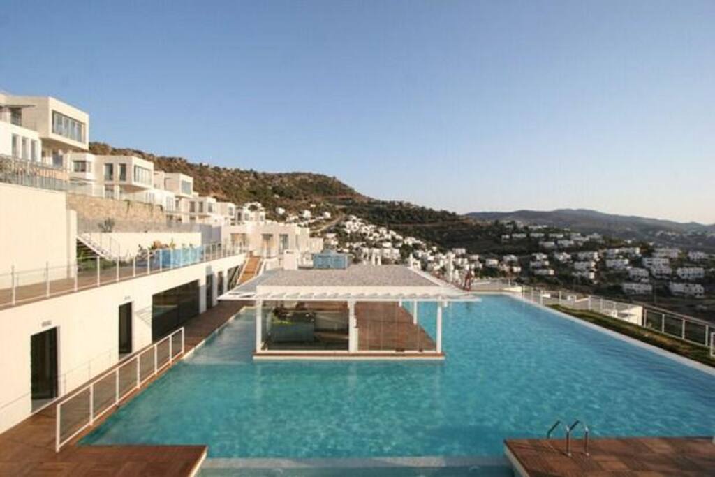 My flat is the closest one to the infinity pool&bar.