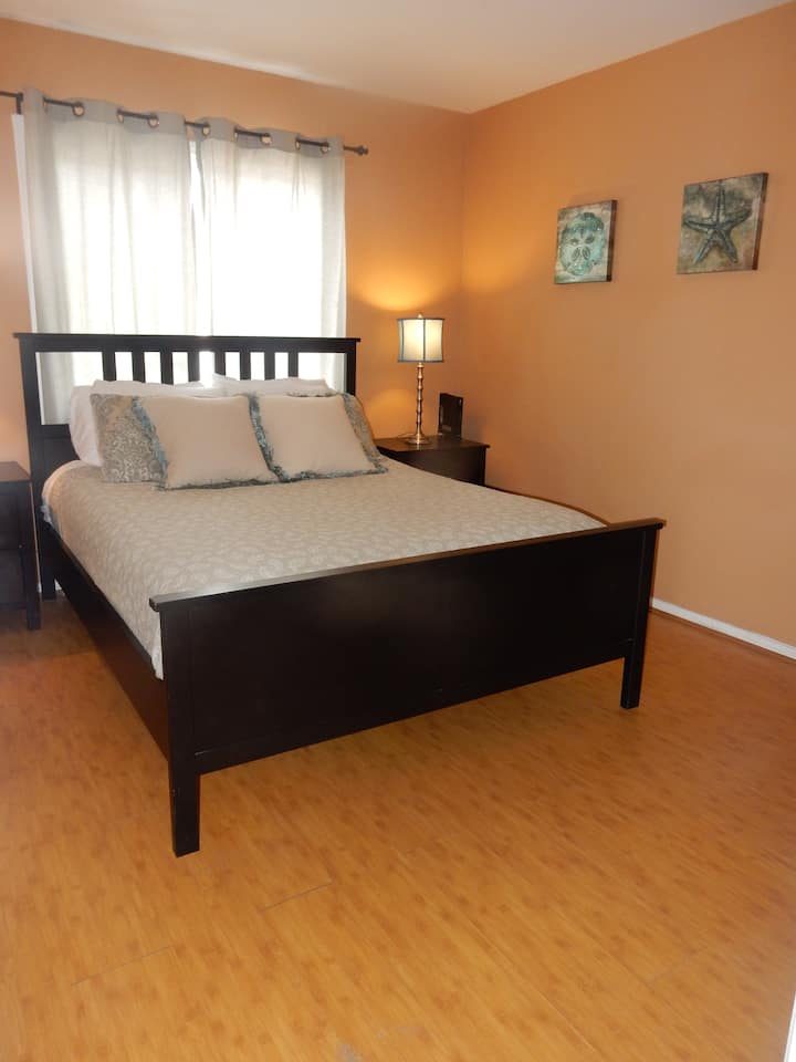 Спалня на средния етаж с двойно легло