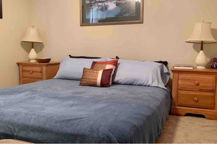Huu ulikuwa uzoefu mzuri zaidi wa Airbnb ambao nimewahi kuupata na wa bei nafuu zaidi! Nilidhani kwamba tutalala kwenye godoro la hewa ambalo lingeelezea bei ya chini lakini lilikuwa godoro halisi na lilikuwa la starehe sana.
Tathmini ya Airbnb-Jacob
