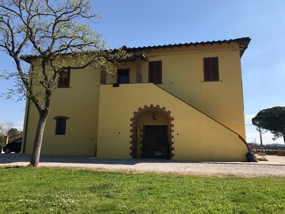 Esterno della "NANA GIALLA"