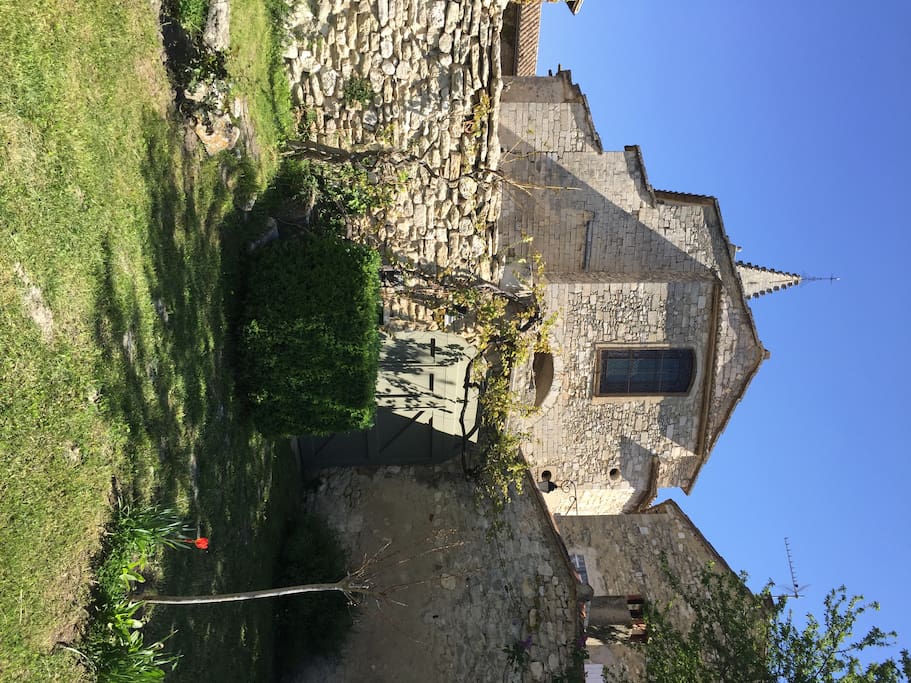 Le jardin est au pied de l'Eglise de Venasque