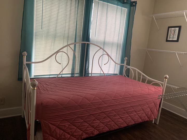 Ina kitanda cha trundle na rafu za ziada. 