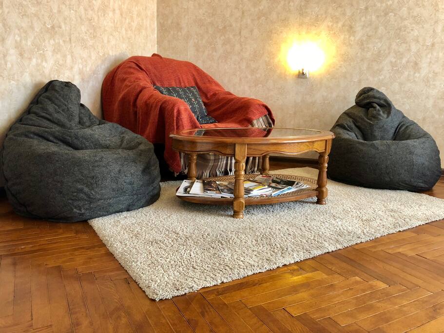 Уголок отдыха. Раскладной диван.