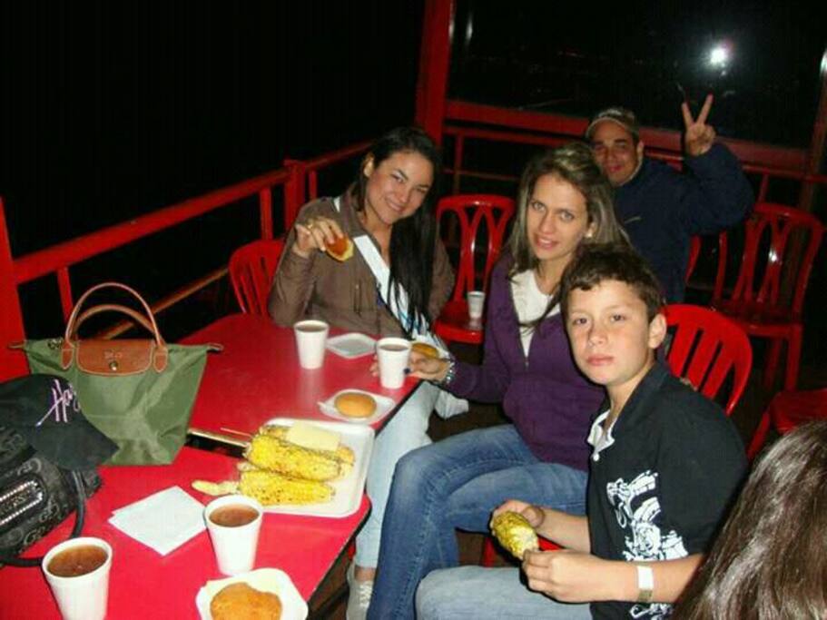 amigos huespedes
kilómetro 18 comiendo chocolatada