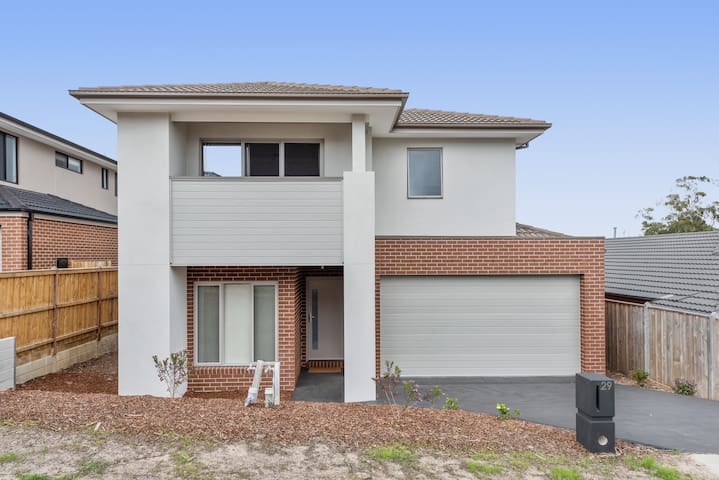 Croydon 6Bedder 4bath Spacious Comfy House gallery image 2