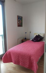 Een persoons basic kamer direct achter het station