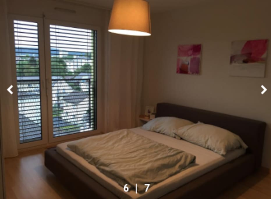 Schlafzimmer mit Doppelbett