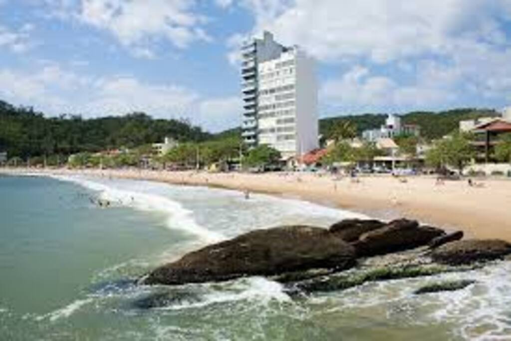 O AP para alugar é o azul da foto/ 1 por andar frente para o mar