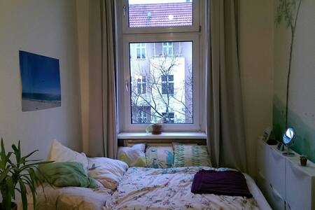 Cosy room in spacious WG located in Schöneberg