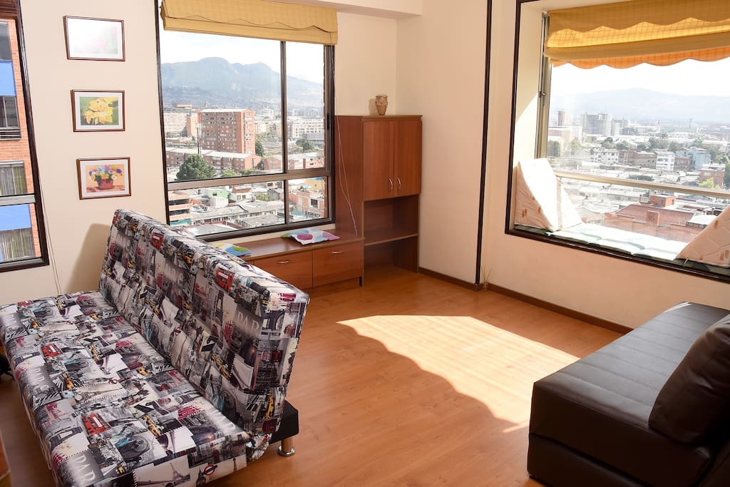 Sala de estar. Lugar ideal para disfrutar la vista de la ciudad y la luz del día.