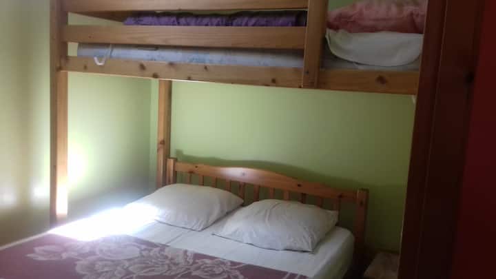 ห้อง #1 พร้อมเตียงคู่ + เตียงสองชั้น 1 หลังเครื่องนอนดี