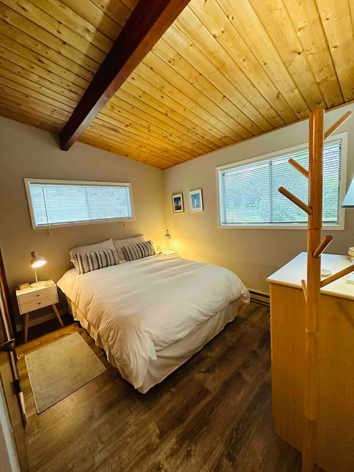 Dhomë gjumi kryesore me krevat dopio "queen".