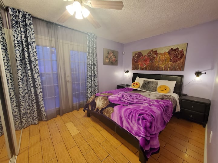 Tercer dormitorio con una cama tamaño queen de lujo