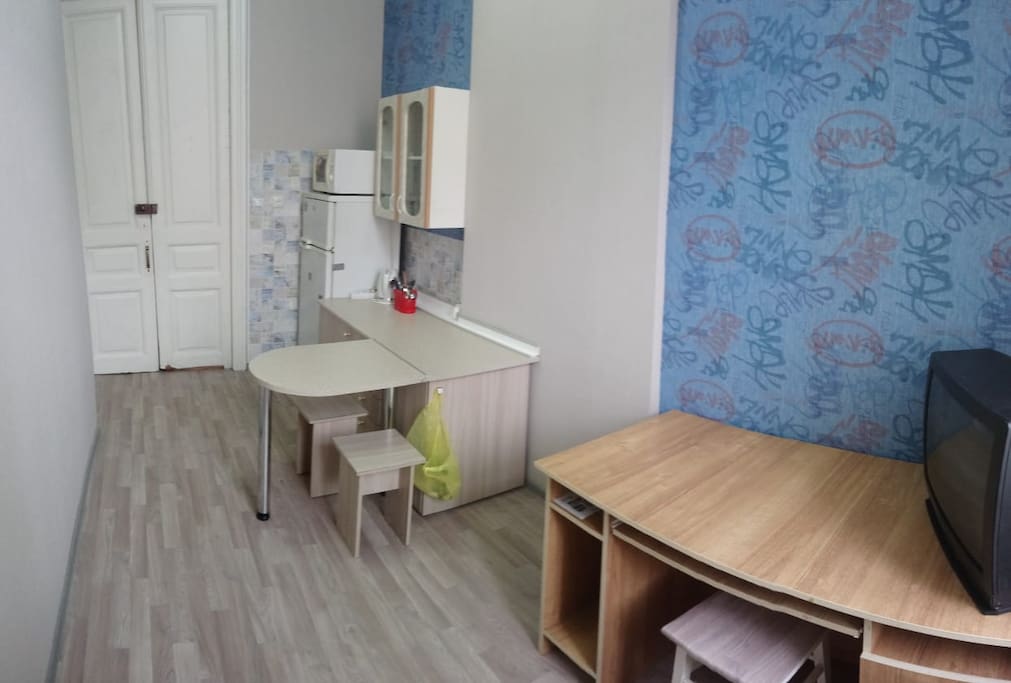 Белая дверь - это вход в изолированые 2 комнаты(закрывается на замок),площадь каждой комнаты 10 кв.м.
