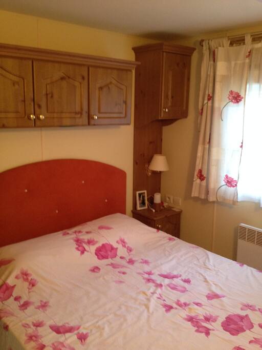 Chambre parentale avec sa salle d’eau + 2 chambres avec chacune 2 lits simples + canapé d’angle dans le séjour-cuisine, convertible en lit. Lave-vaisselle dans le coin cuisine. Lave-linge dans la 2ème salle d’eau.