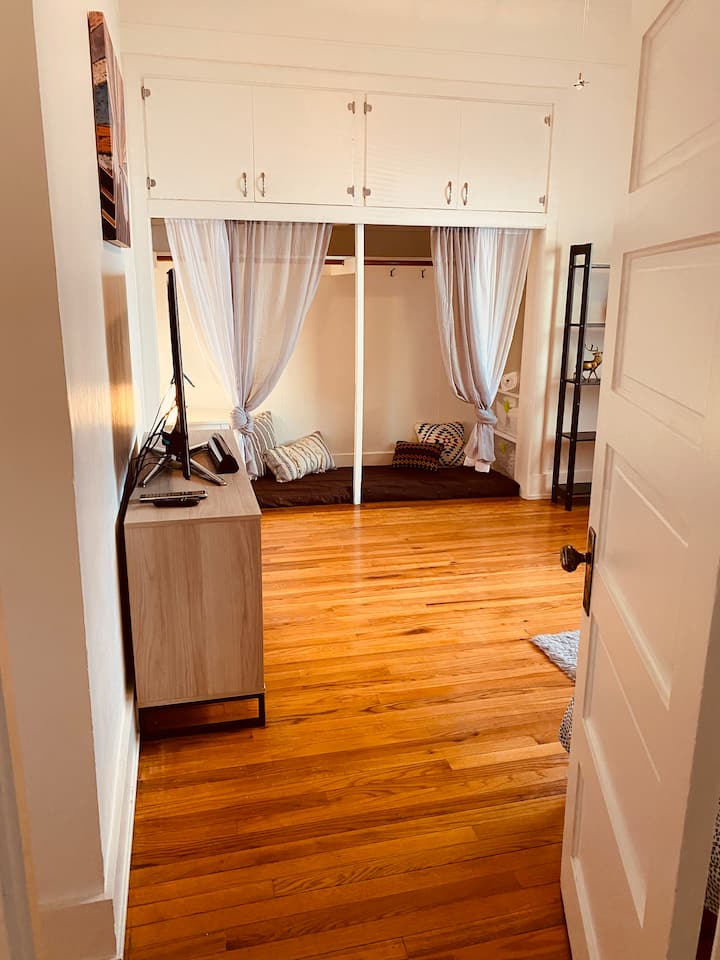 Dormitorio 1: incluye un rincón especial para los niños (o para este niño en todos nosotros) con almohadas, almohadas y espacio para soñar.