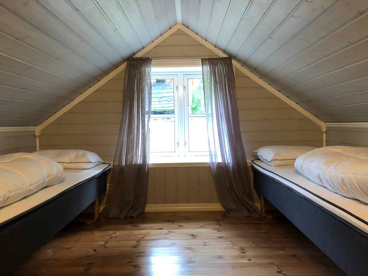 配备两张单人床的房源。楼梯陡峭，因此不推荐儿童入住！