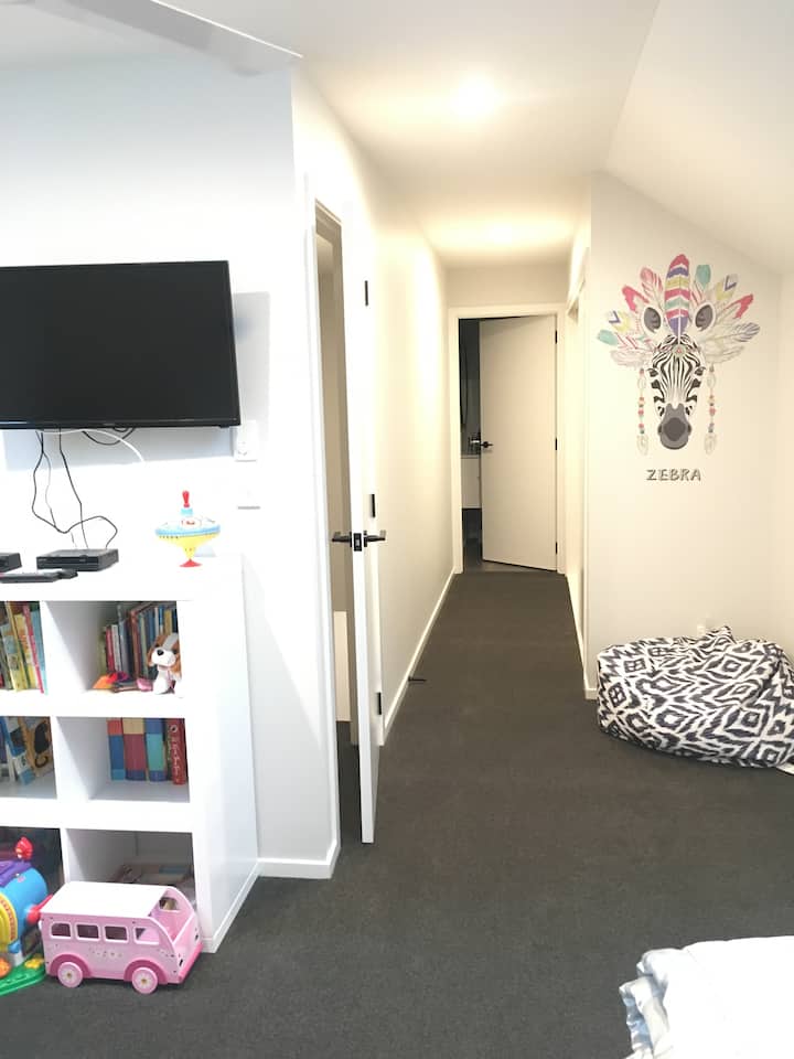 楼上房间配有电视。