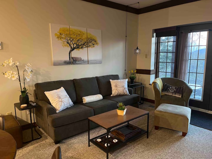 Cozy Ski-in And Out 2-bedroom Ground Floor Condo - Mont-Tremblant