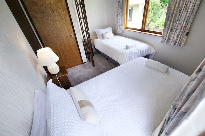 阁楼区域有带第三张床的双床房。